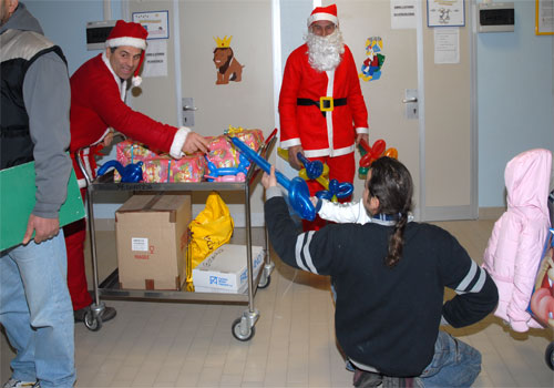 Il folletto e aiutante di Babbo Natale, riconoscibile, in quanto non ha la barba, Gabriele Brunelli